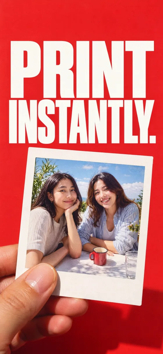 PolaPop 스토어 플레이트 — 'PRINT INSTANTLY.' 헤드라인과 손에 든 인화 사진